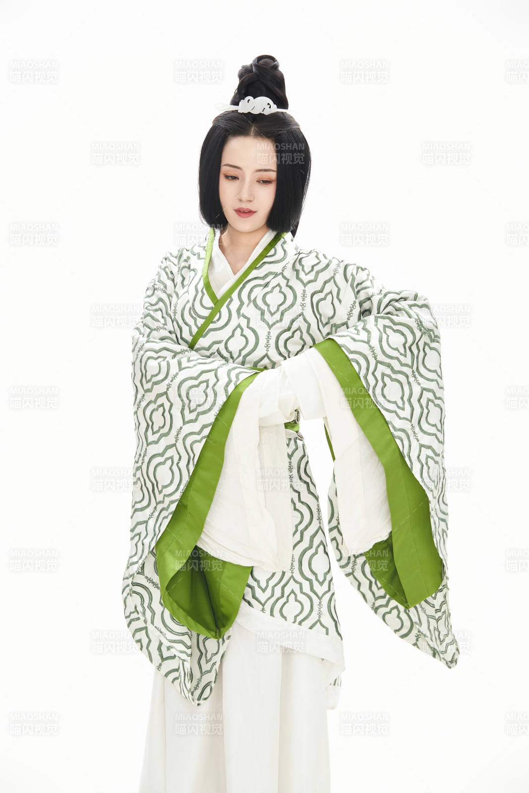 白色背景下穿着中国汉代服饰的少女图片