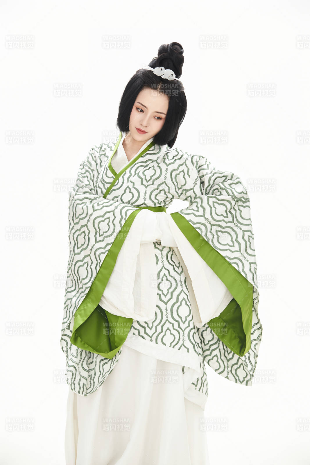 白色背景下穿着中国汉代服饰的少女图片