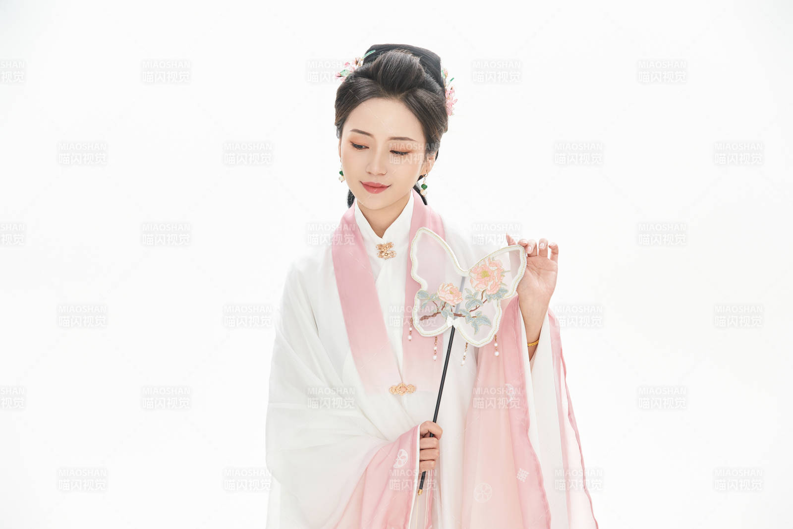 白色背景下穿着魏晋制汉服的少女图片