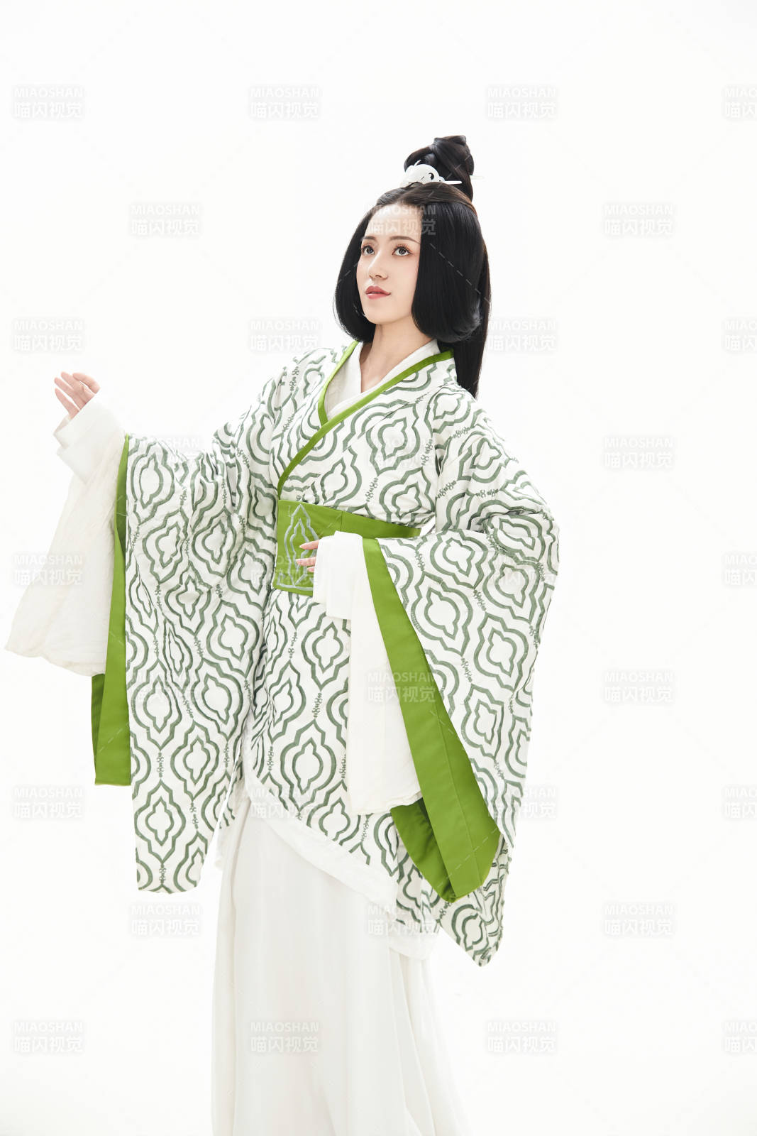 白色背景下穿着中国汉代服饰的少女图片