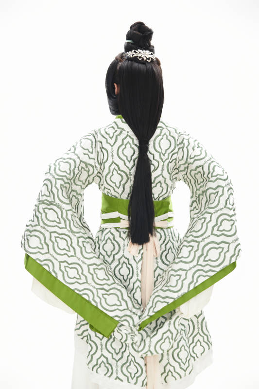 白色背景下穿着中国汉代服饰的少女图片