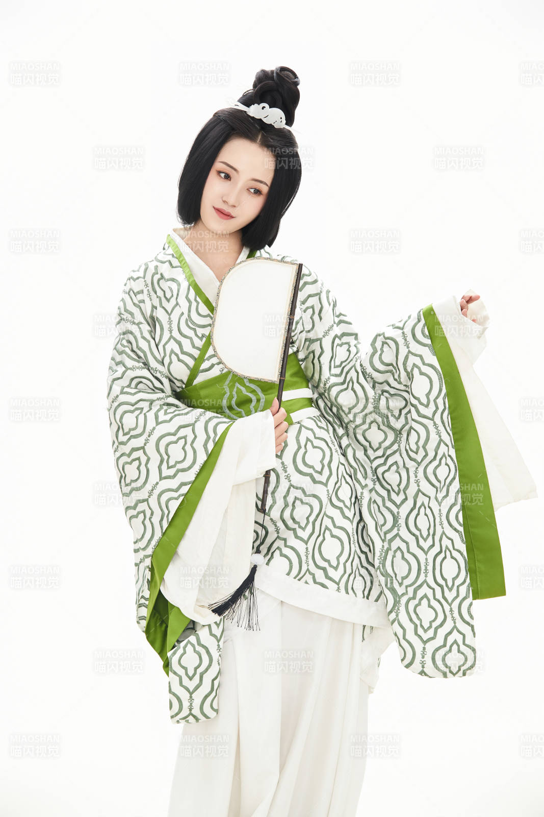白色背景下穿着中国汉代服饰的少女图片