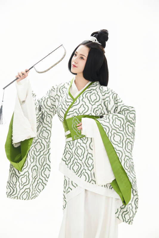 白色背景下穿着中国汉代服饰的少女图片