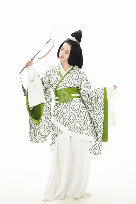 白色背景下穿着中国汉代服饰的少女图片