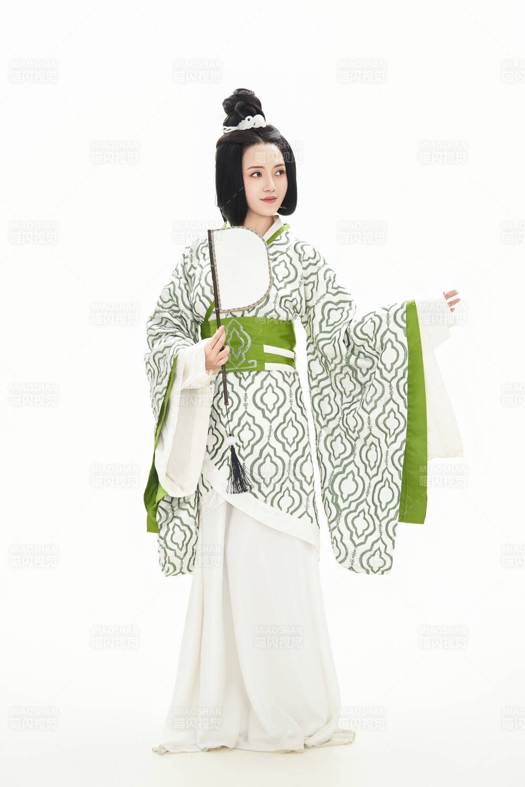 白色背景下穿着中国汉代服饰的少女图片
