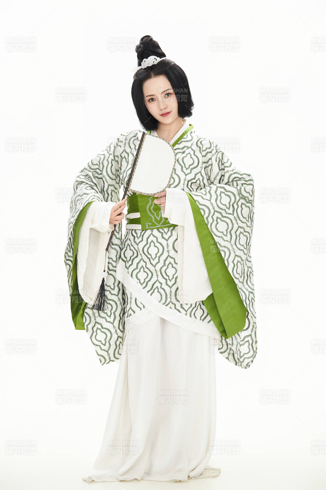 白色背景下穿着中国汉代服饰的少女图片