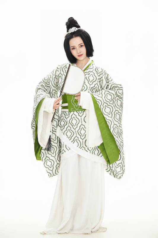 白色背景下穿着中国汉代服饰的少女图片