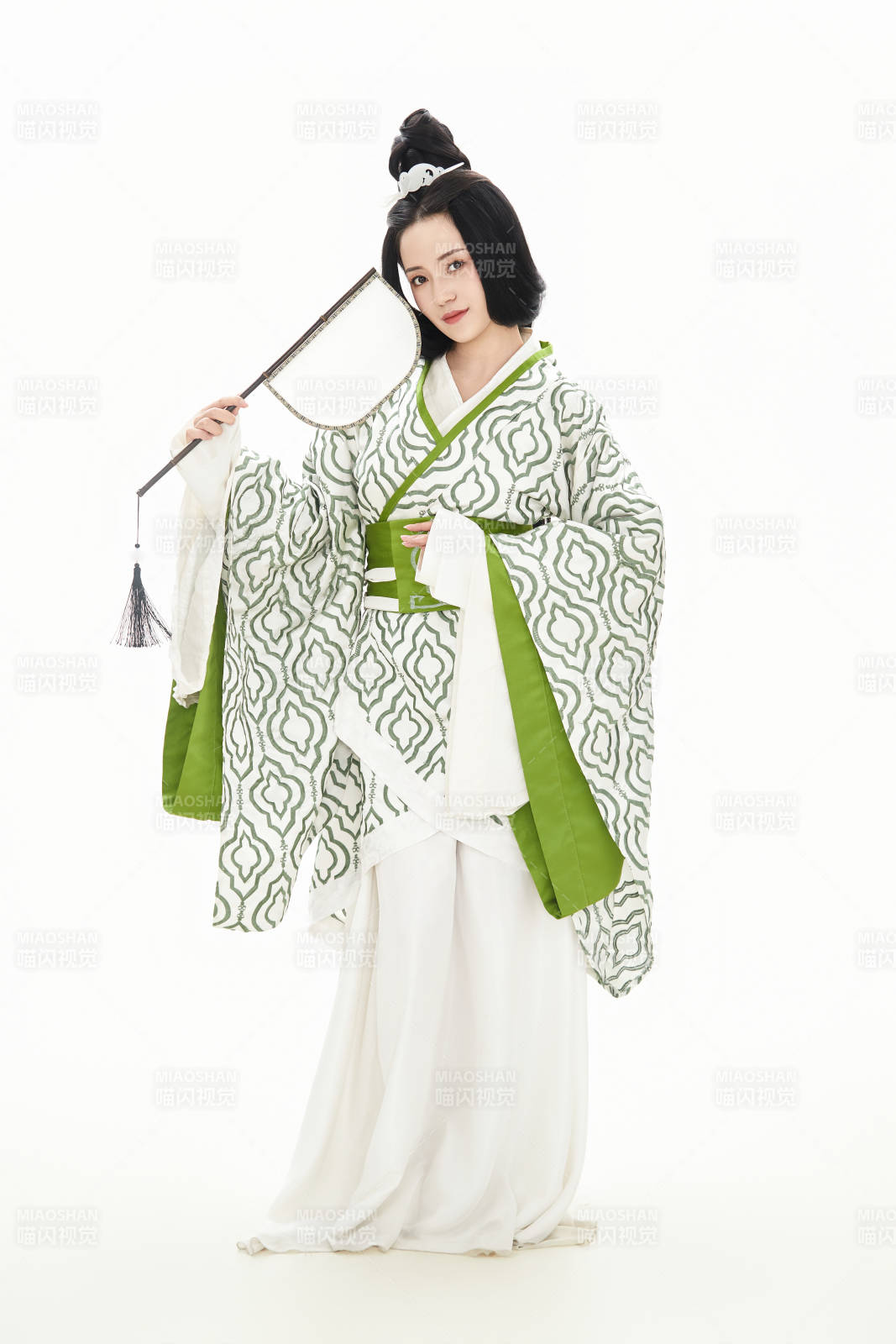 白色背景下穿着中国汉代服饰的少女图片