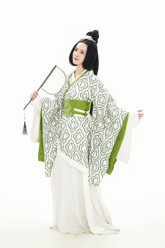 白色背景下穿着中国汉代服饰的少女图片
