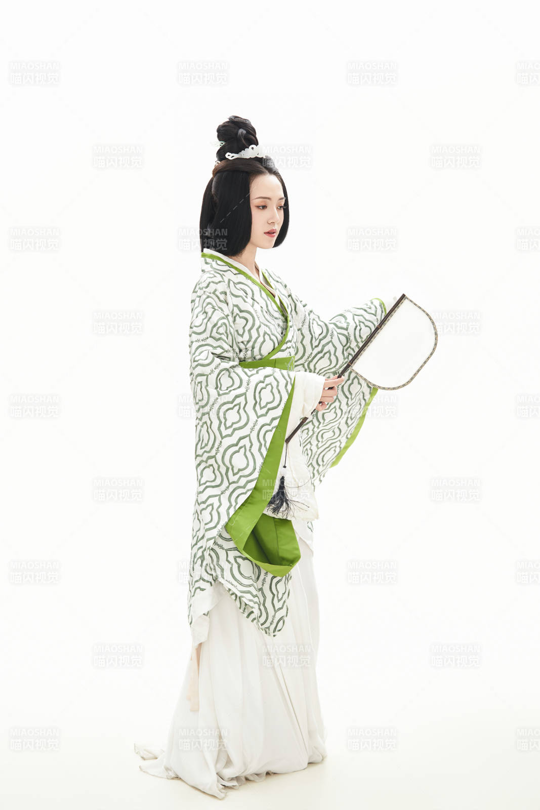 白色背景下穿着中国汉代服饰的少女图片
