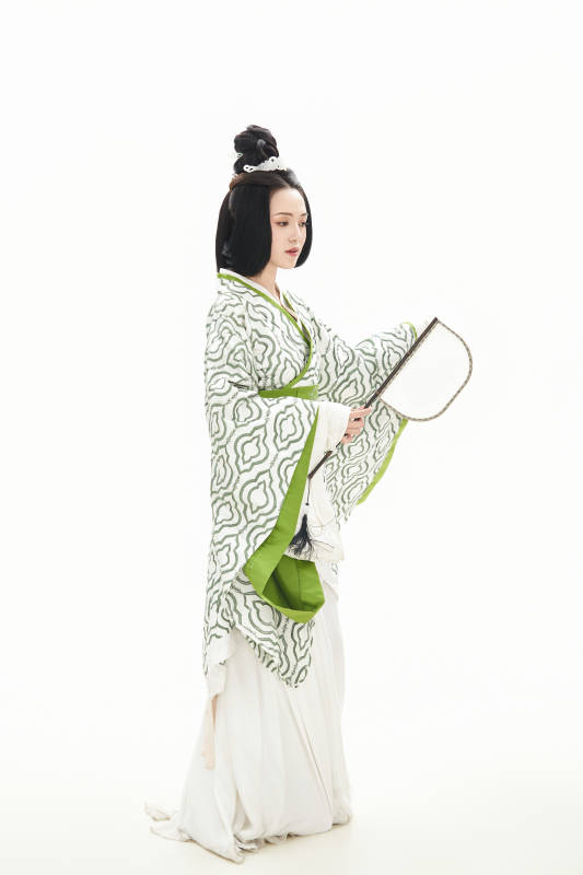 白色背景下穿着中国汉代服饰的少女图片