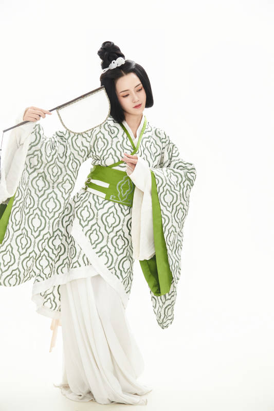白色背景下穿着中国汉代服饰的少女图片