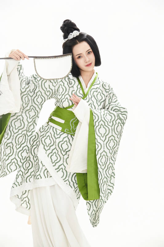 白色背景下穿着中国汉代服饰的少女图片