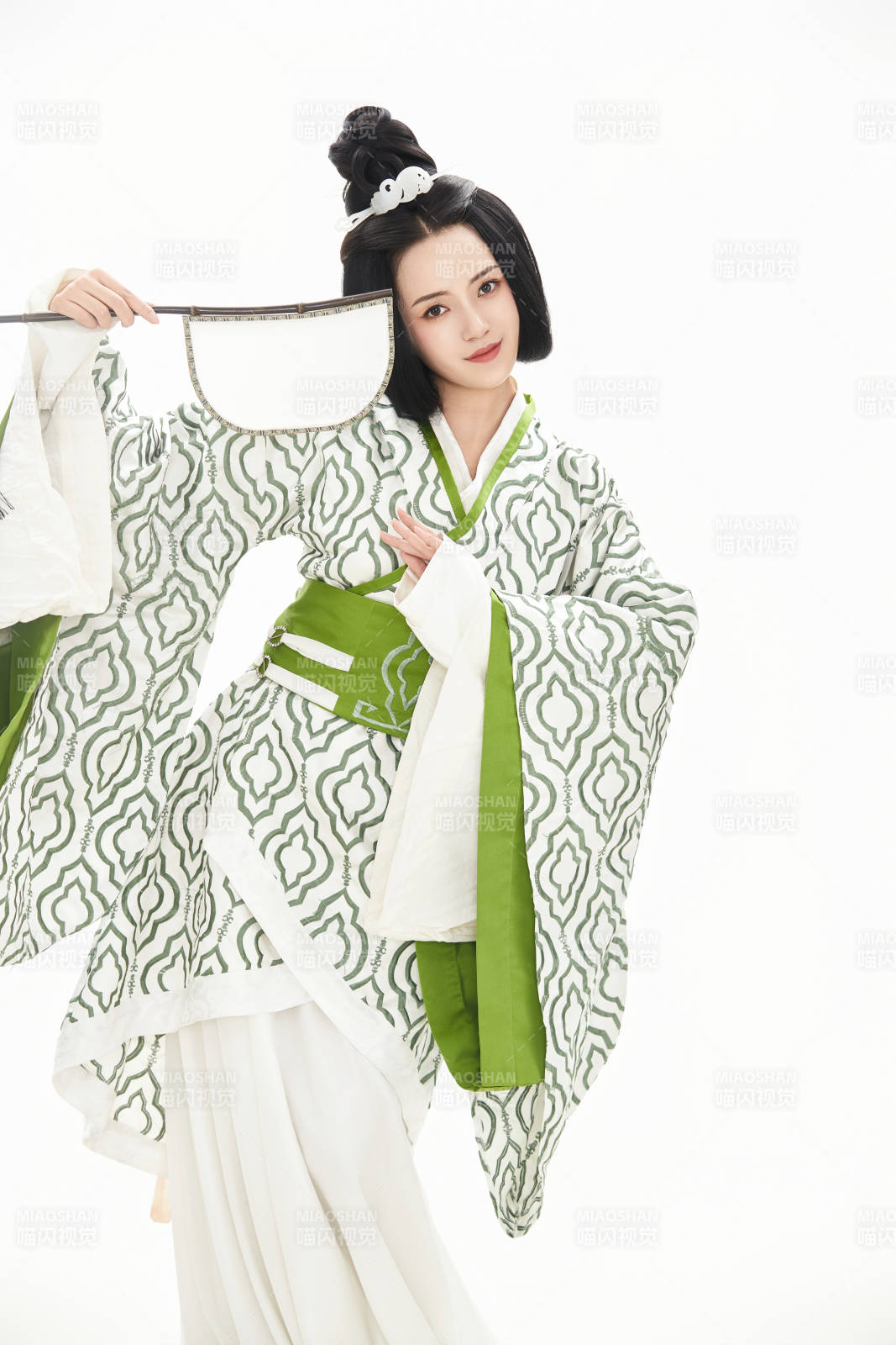 白色背景下穿着中国汉代服饰的少女图片