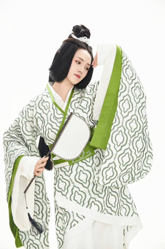白色背景下穿着中国汉代服饰的少女图片