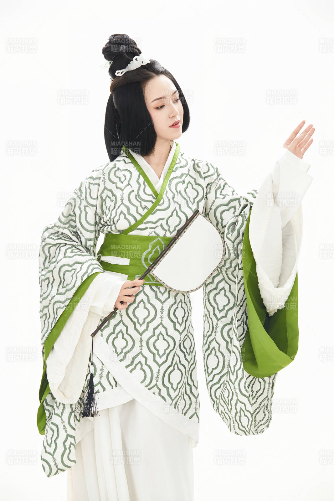 白色背景下穿着中国汉代服饰的少女图片