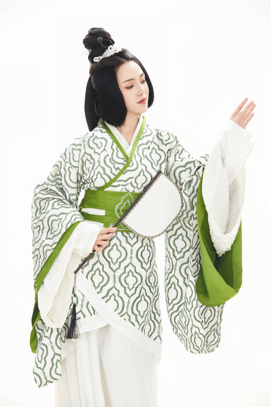 白色背景下穿着中国汉代服饰的少女图片