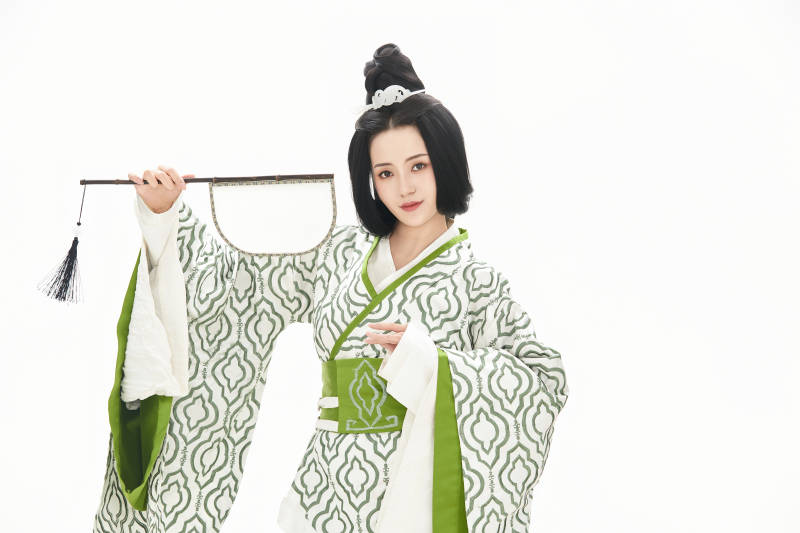 白色背景下穿着中国汉代服饰的少女图片