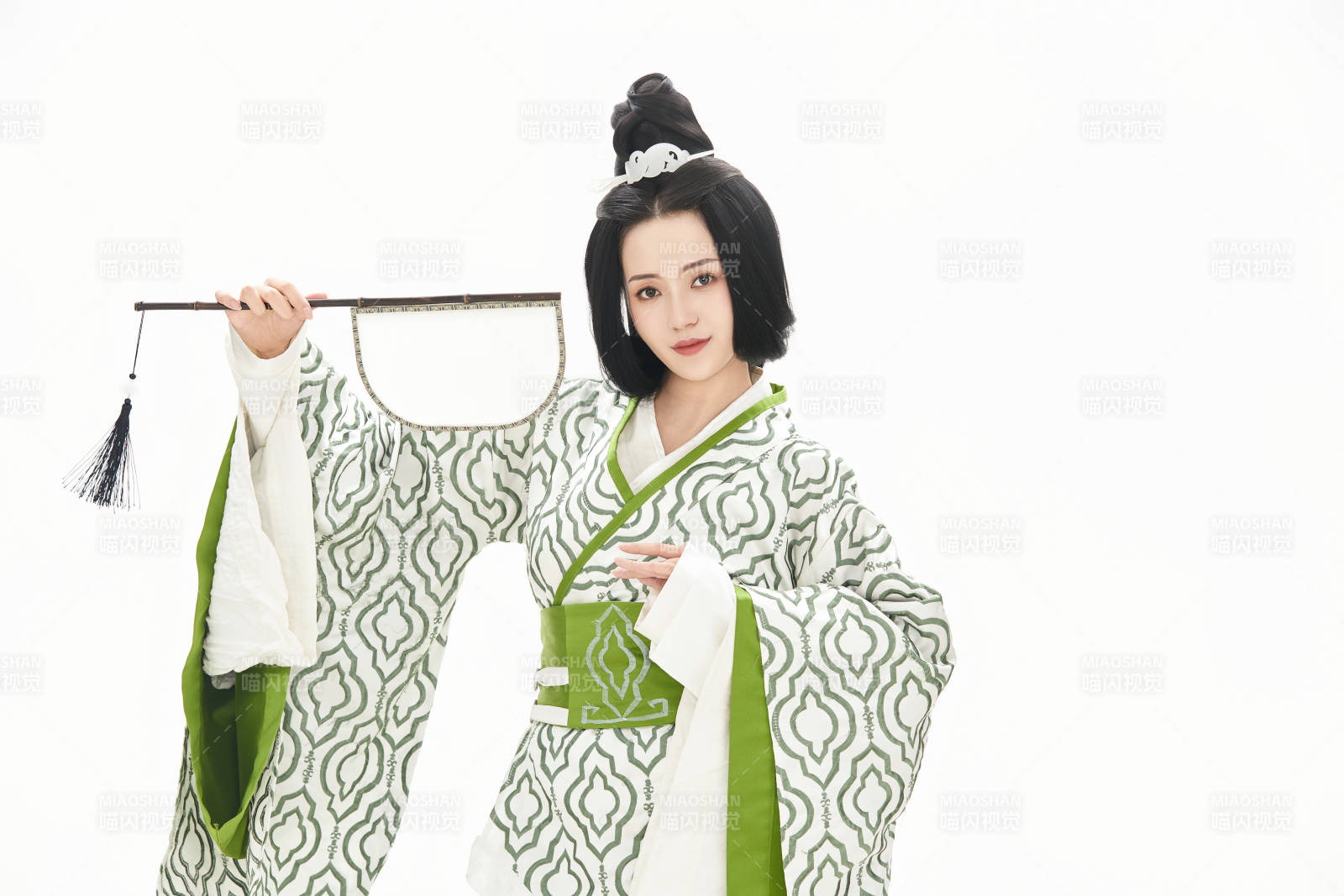 白色背景下穿着中国汉代服饰的少女图片