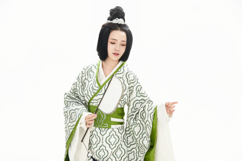 白色背景下穿着中国汉代服饰的少女图片