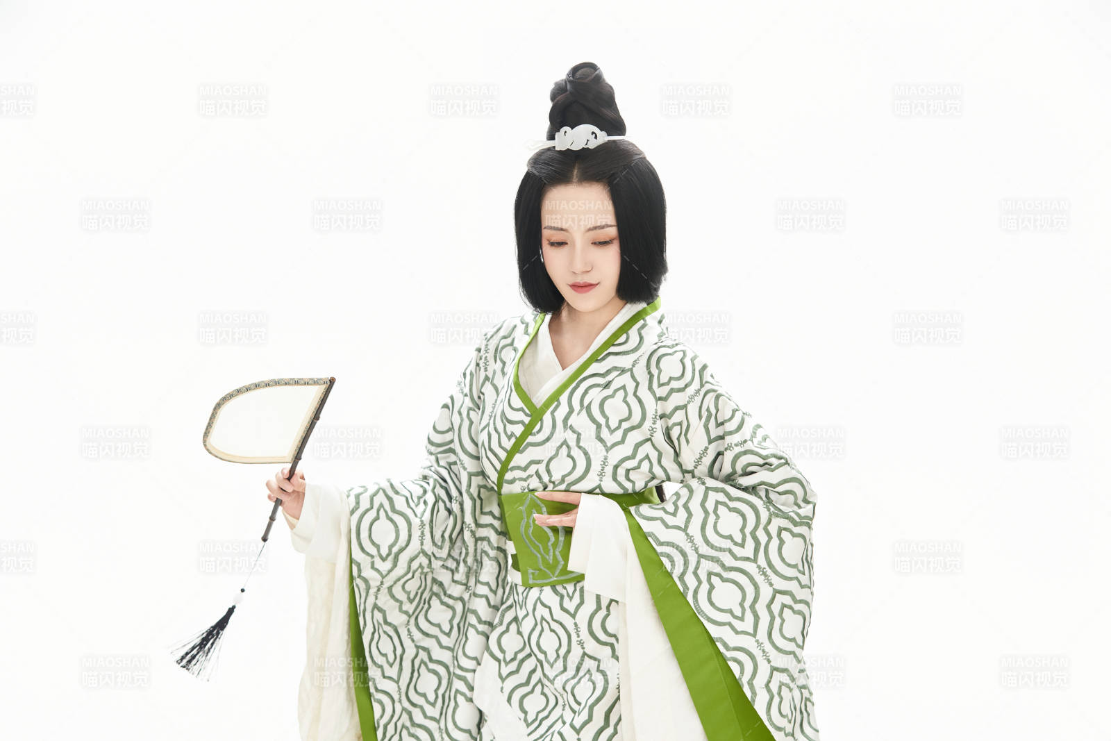 白色背景下穿着中国汉代服饰的少女图片