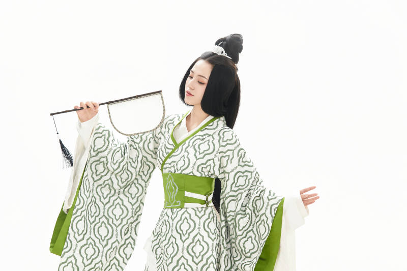 白色背景下穿着中国汉代服饰的少女图片