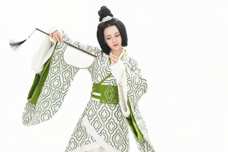 白色背景下穿着中国汉代服饰的少女图片