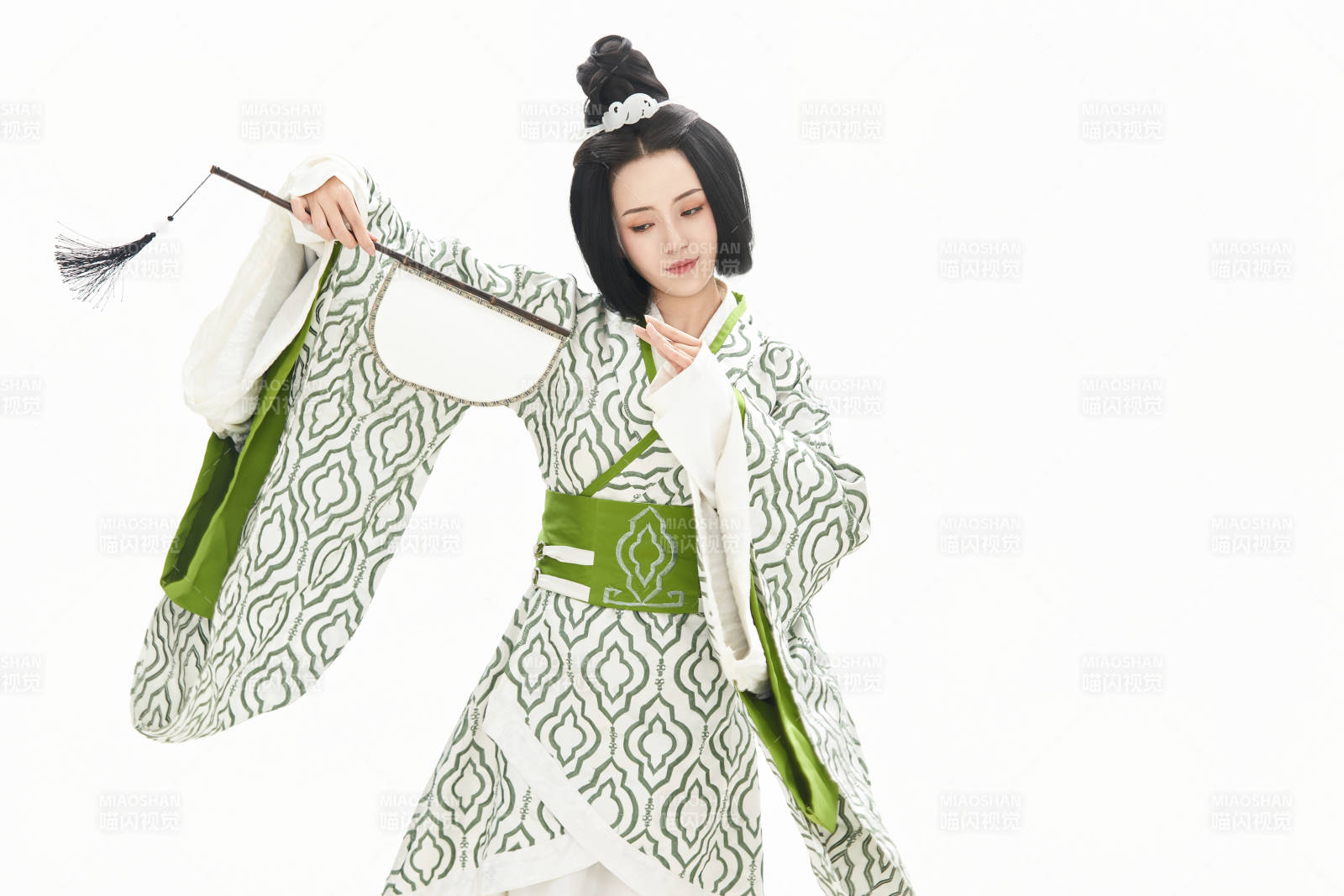 白色背景下穿着中国汉代服饰的少女图片