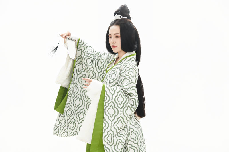 白色背景下穿着中国汉代服饰的少女图片