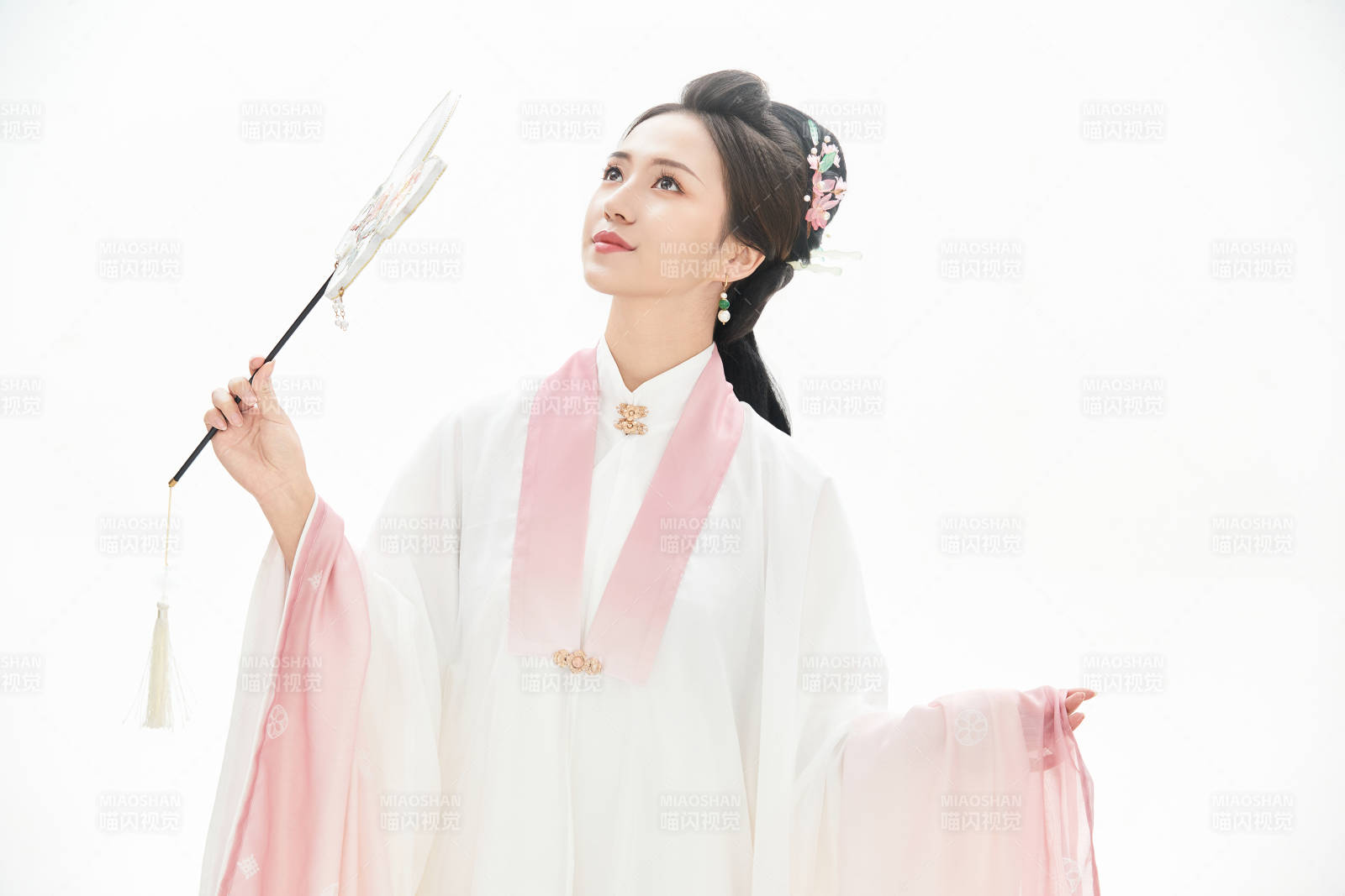 白色背景下穿着魏晋制汉服的少女图片