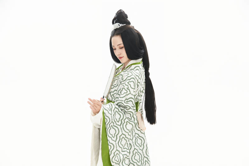 白色背景下穿着中国汉代服饰的少女图片