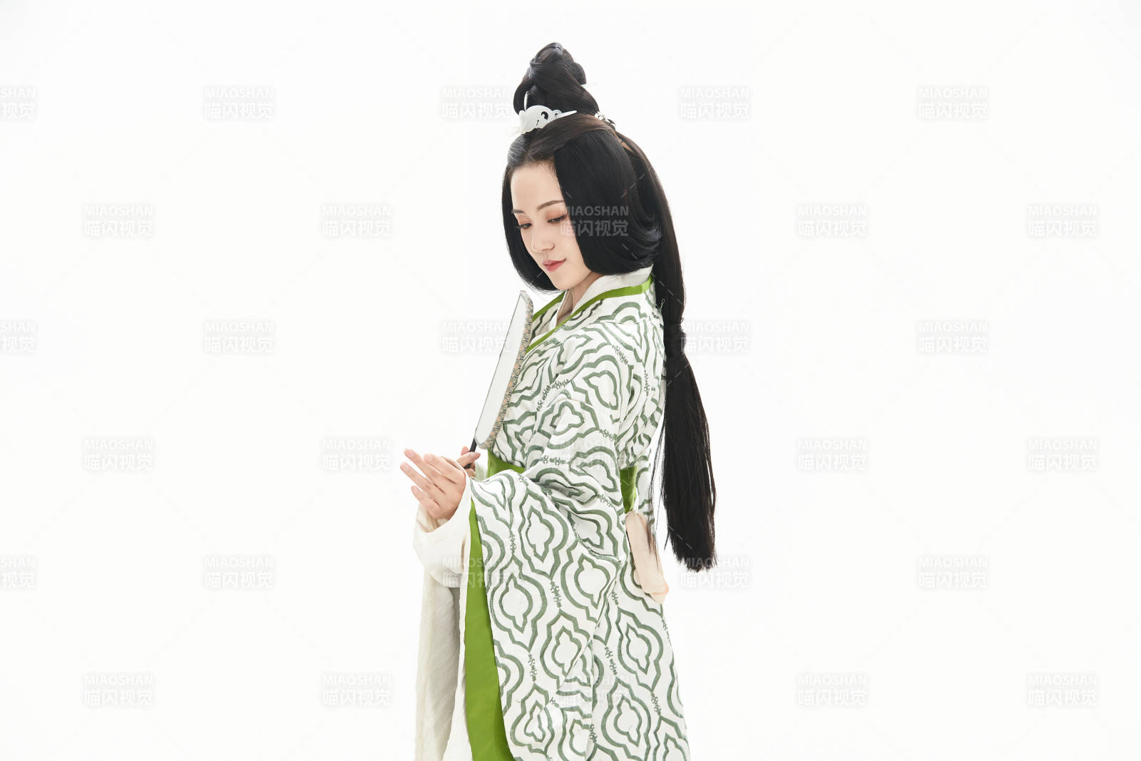 白色背景下穿着中国汉代服饰的少女图片