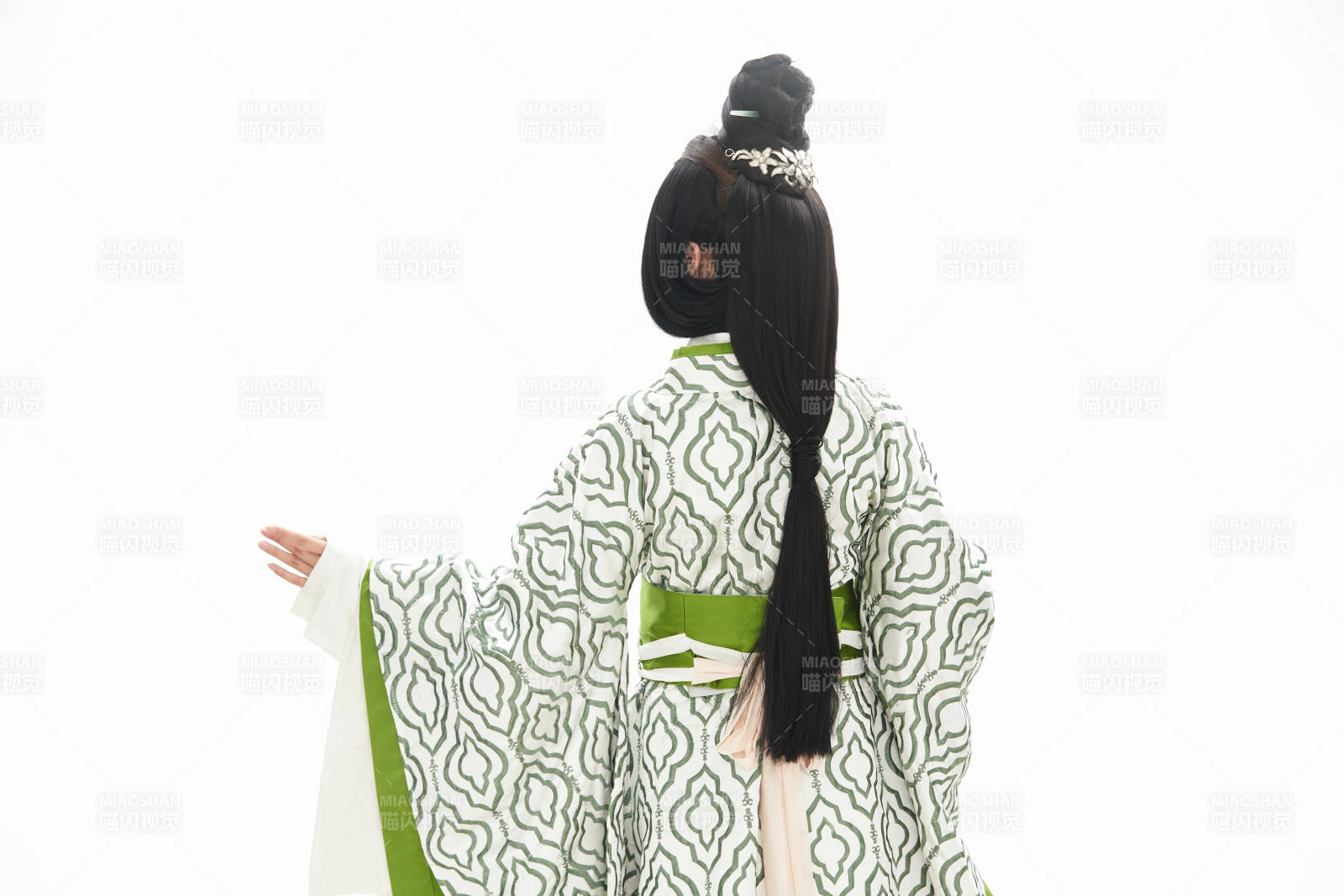 白色背景下穿着中国汉代服饰的少女图片