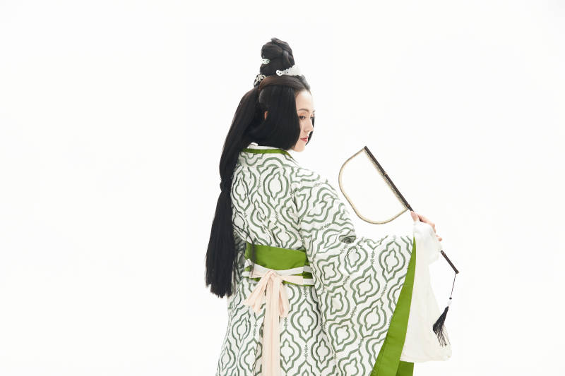 白色背景下穿着中国汉代服饰的少女图片