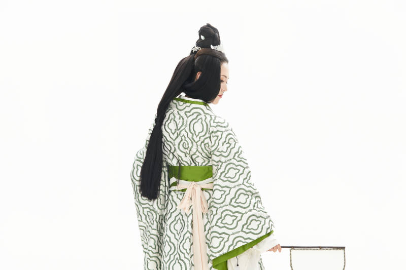 白色背景下穿着中国汉代服饰的少女图片