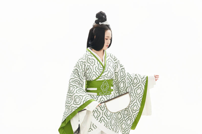 白色背景下穿着中国汉代服饰的少女图片
