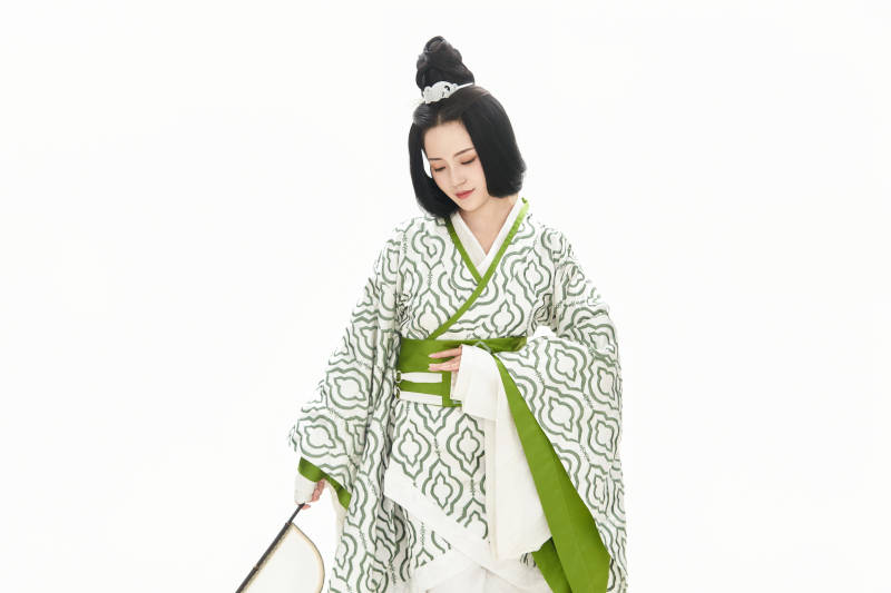白色背景下穿着中国汉代服饰的少女图片
