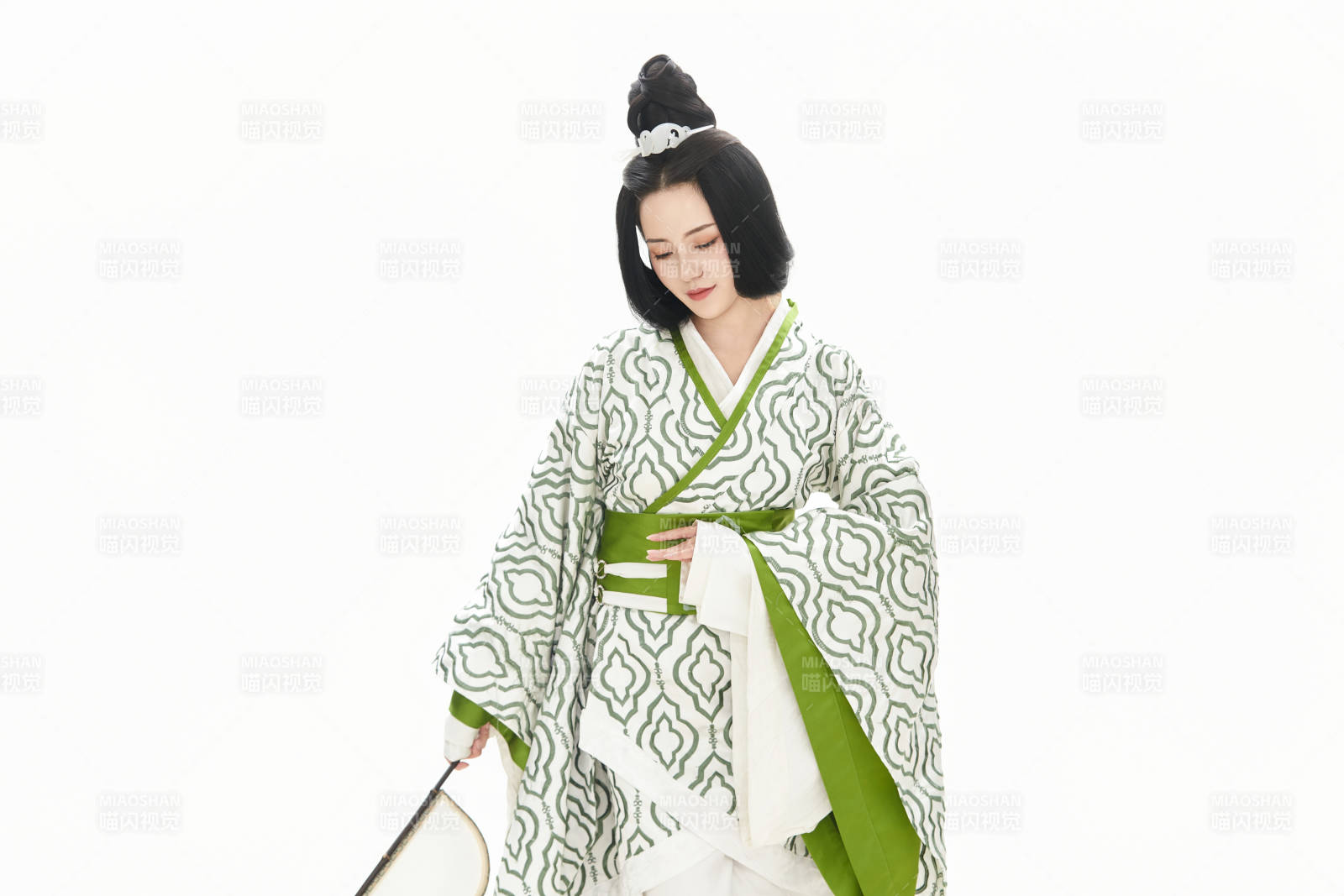 白色背景下穿着中国汉代服饰的少女图片