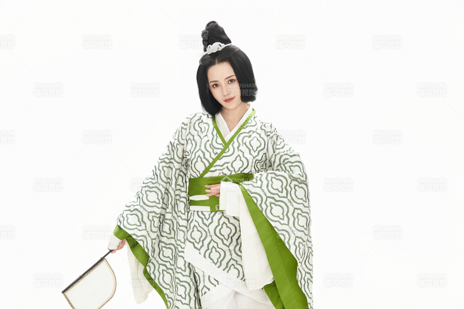 白色背景下穿着中国汉代服饰的少女图片