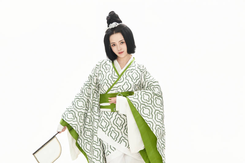 白色背景下穿着中国汉代服饰的少女图片