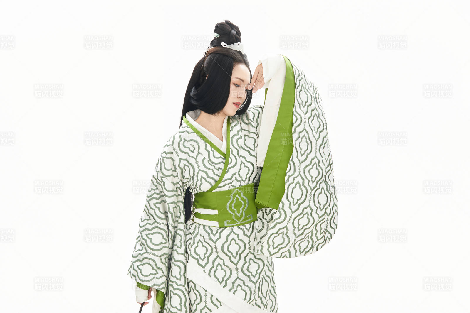 白色背景下穿着中国汉代服饰的少女图片
