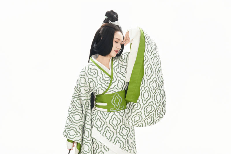 白色背景下穿着中国汉代服饰的少女图片