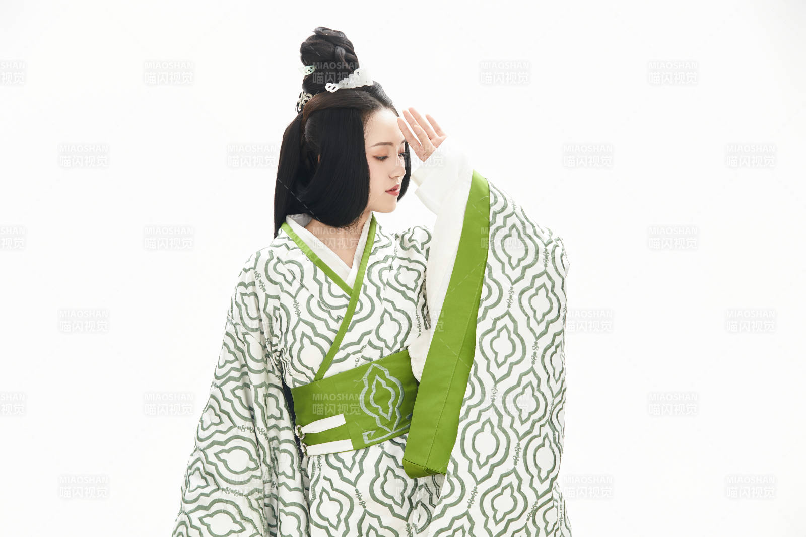 白色背景下穿着中国汉代服饰的少女图片