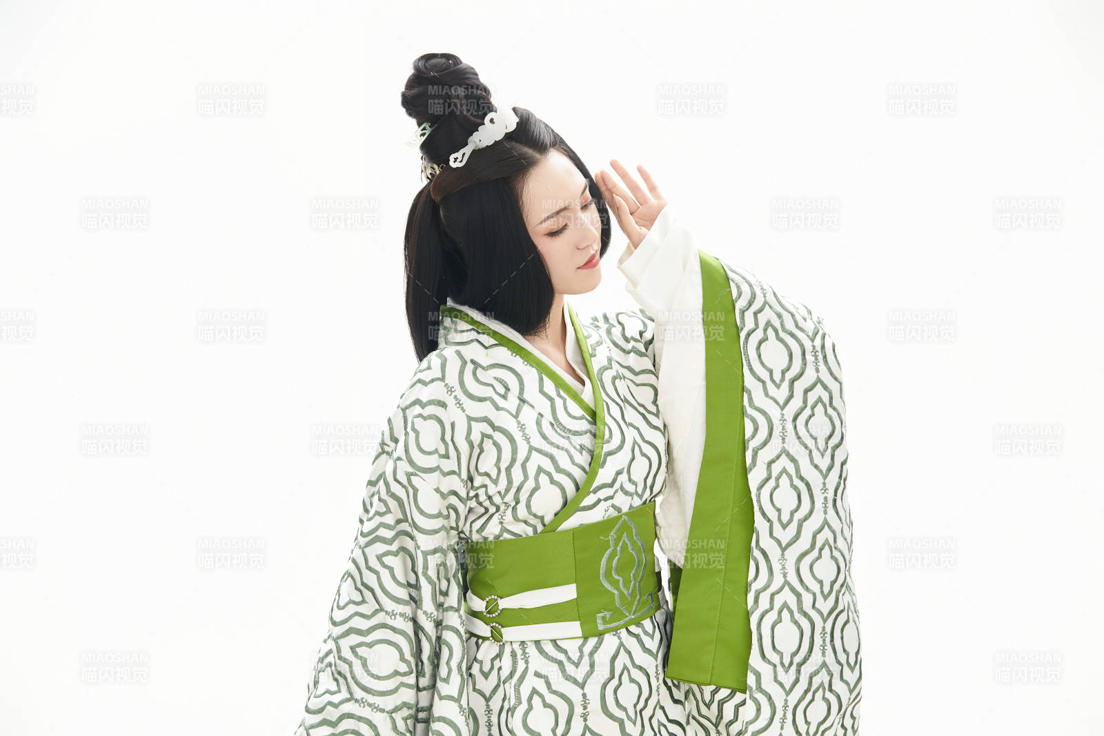 白色背景下穿着中国汉代服饰的少女图片