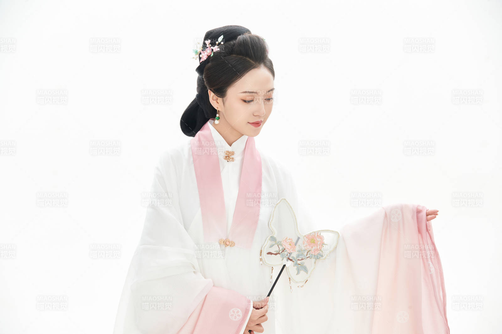 白色背景下穿着魏晋制汉服的少女图片