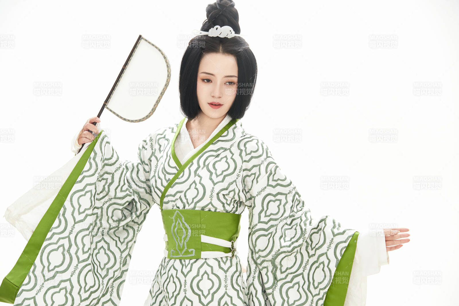 白色背景下穿着中国汉代服饰的少女图片