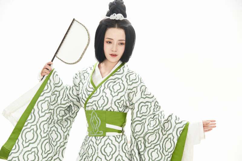 白色背景下穿着中国汉代服饰的少女图片