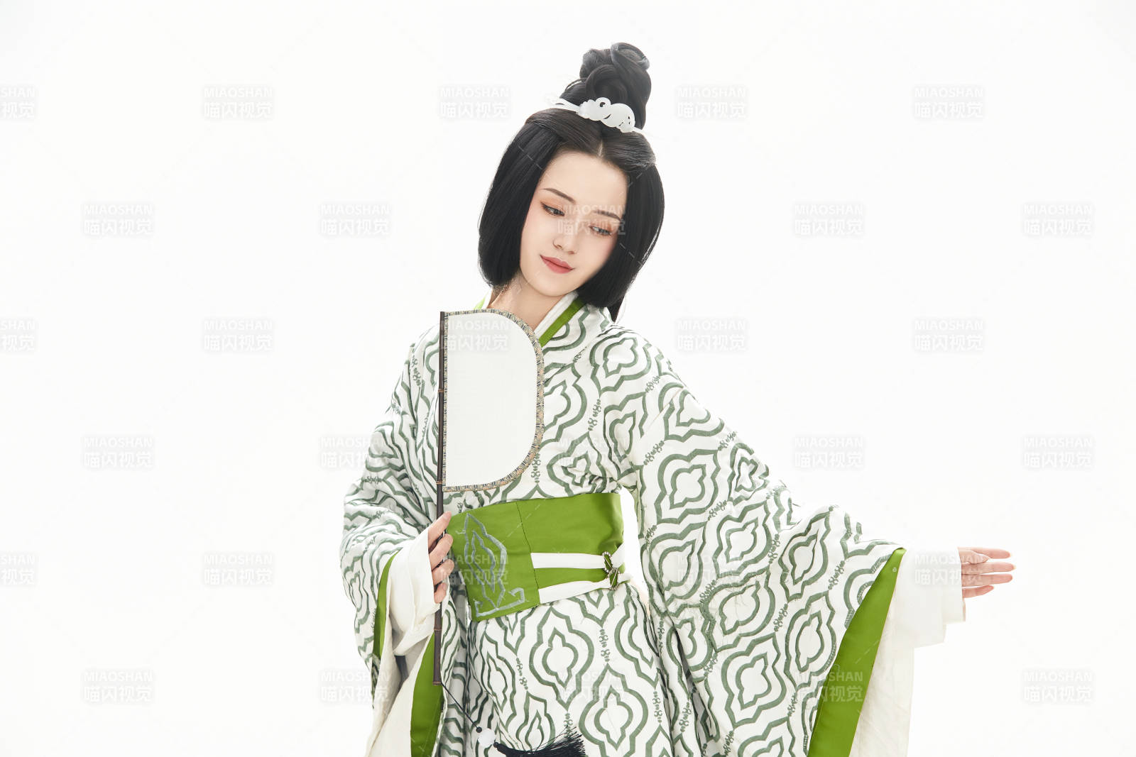 白色背景下穿着中国汉代服饰的少女图片