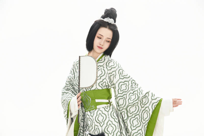 白色背景下穿着中国汉代服饰的少女图片