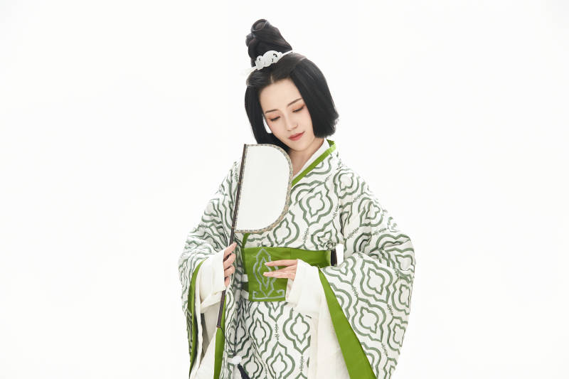 白色背景下穿着中国汉代服饰的少女图片